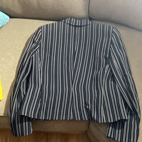 Beautiful, vesace blazer, no lowballs - Picture 12 of 12